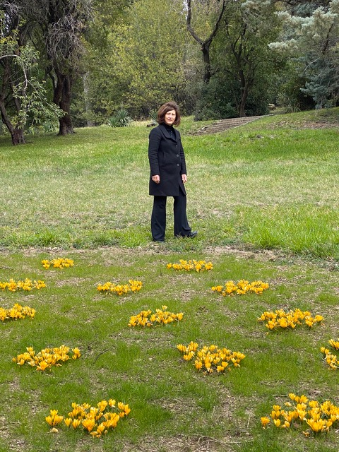 Maria Grazia Plos fra i crochi fioriti